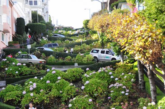 Descendo a rua mais torta e florida do mundo, a Lombard Street, em San Francisco, na Califórnia, nos Estados Unidos
